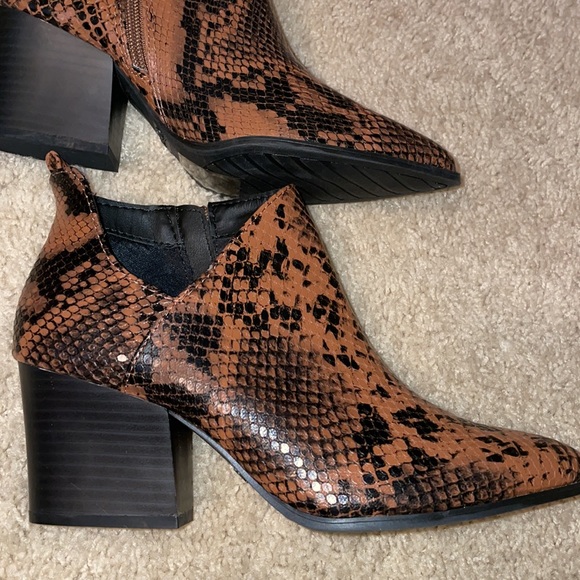 S17 - NWOT faux brown & black snakeskin booties - Picture 2 of 7
